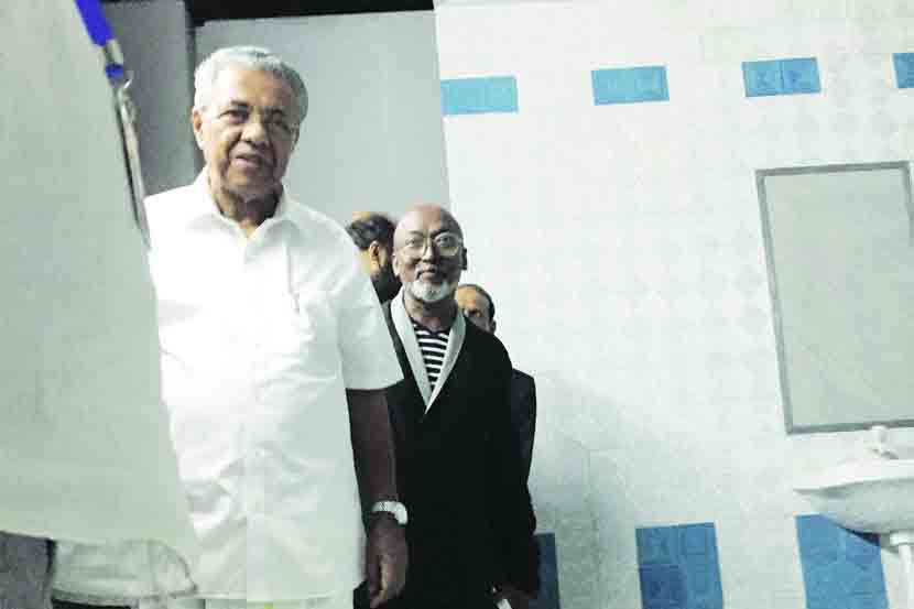 केरळचे मुख्यमंत्री पिनरायि विजयन यांनी सोमवारी तिसऱ्या ‘कोची बिएनाले’च्या उद्घाटनापूर्वी या द्वैवार्षिक महाप्रदर्शनाला भेट देऊन कलाकृती समजून घेतल्या तेव्हाच्या या छायाचित्रात दिसणारे ‘वॉशबेसिन’ साधेसुधे नव्हे.. ते दिया मेहता यांनी कागदी नळ्यांपासून बनवलेल्या नेपथ्यवजा मोठय़ा कलाकृतीचा भाग असून त्यात संपूर्णत: कागदाचाच वापर झाला आहे! विजयन यांच्यासह ‘बिएनाले’चे एक संस्थापक व चित्रकार बोस कृष्णम्माचारी. (छाया : अभिजीत ताम्हणे)   केरळचे मुख्यमंत्री पिनरायि विजयन यांनी सोमवारी तिसऱ्या ‘कोची बिएनाले’च्या उद्घाटनापूर्वी या द्वैवार्षिक महाप्रदर्शनाला भेट देऊन कलाकृती समजून घेतल्या तेव्हाच्या या छायाचित्रात दिसणारे ‘वॉशबेसिन’ साधेसुधे नव्हे.. ते दिया मेहता यांनी कागदी नळ्यांपासून बनवलेल्या नेपथ्यवजा मोठय़ा कलाकृतीचा भाग असून त्यात संपूर्णत: कागदाचाच वापर झाला आहे! विजयन यांच्यासह ‘बिएनाले’चे एक संस्थापक व चित्रकार बोस कृष्णम्माचारी. (छाया : अभिजीत ताम्हणे)