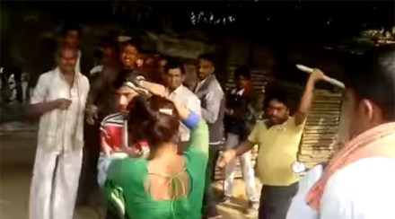 उत्तर प्रदेशमधील सगळ्यात गजबजलेल्या किशनी गावात एका महिलेची भररस्त्यात छेड काढण्यात आली. ही महिला आपल्या पत्नी आणि मुलीसोबत खरेदीसाठी आली होती तेव्हा एकाने तिची ओढणी खेचण्याचा प्रयत्न केला. 