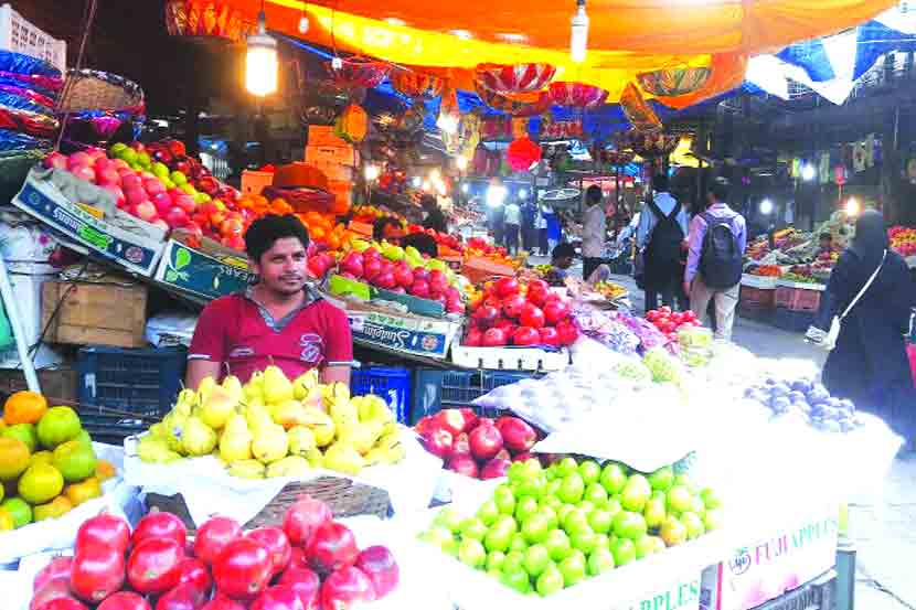 सदैव गजबजलेल्या क्रॉफर्ड मार्केटमध्ये नोटाबंदीनंतर शुकशुकाट पाहायला मिळत आहे. 