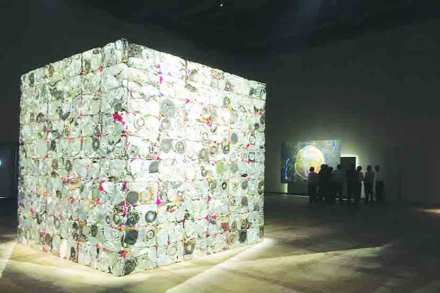 गॅलऱ्यांचा फेरा : भांडय़ांच्या खोलीतले डोळे.. गॅलऱ्यांचा फेरा : भांडय़ांच्या खोलीतले डोळे..