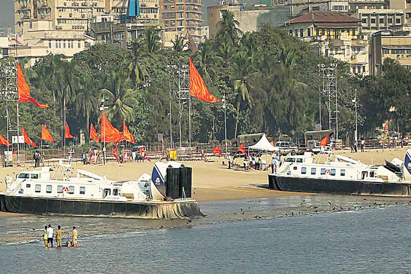 अरबी समुद्रात उभारण्यात येणाऱ्या शिवस्मारकाच्या भूमीपूजन व जलपूजनाच्या सोहळय़ासाठी पंतप्रधान नरेंद्र मोदी आज, शनिवारी मुंबईत येत आहेत. या सोहळय़ासाठी गिरगाव चौपाटीवर जय्यत तयारी करण्यात येत आहे. मात्र, शिवस्मारकाला विविध पर्यावरणवादी संघटना तसेच कोळी बांधवांकडून विरोध होत असल्याने याठिकाणी आंदोलनाचा प्रयत्न होण्याची शक्यता आहे. त्यामुळे गिरगाव चौपाटी परिसरात कडेकोट पोलीस बंदोबस्त ठेवण्यात आला आहे. तसेच चौपाटीजवळच्या समुद्रात ‘हॉवरक्राफ्ट’च्या साह्यने पोलीस समारंभस्थळावर लक्ष ठेवणार आहेत. (छायाचित्र: प्रशांत नाडकर)