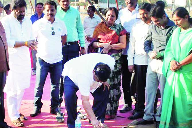 नाशिक येथे नववर्ष दिनी आयोजित महाआरोग्य शिबिराच्या मंडपाचे भूमिपूजन करताना भाजपचे शहराध्यक्ष

आ. बाळासाहेब सानप. समवेत आ. प्रा. देवयानी फरांदे व सीमा हिरे आणि भाजपचे पदाधिकारी.