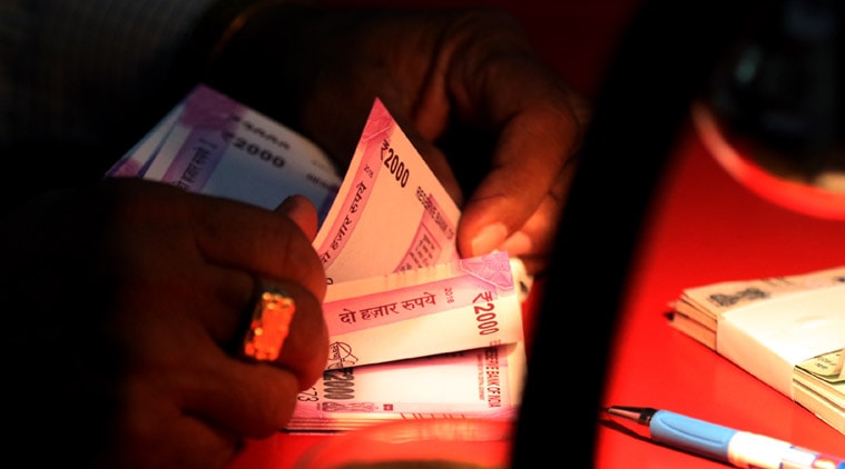 नोटा बदलून देणाऱ्या मध्य रेल्वेच्या अधिकाऱ्यावर सीबीआयने गुन्हा दाखल केला आहे. (संग्रहित छायाचित्र)