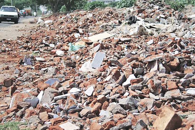 मोकळ्या भूखंडांवर राजरोस डेब्रिज टाकले जात आहे. मोकळ्या भूखंडांवर राजरोस डेब्रिज टाकले जात आहे.