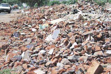 मोकळ्या भूखंडांवर राजरोस डेब्रिज टाकले जात आहे.