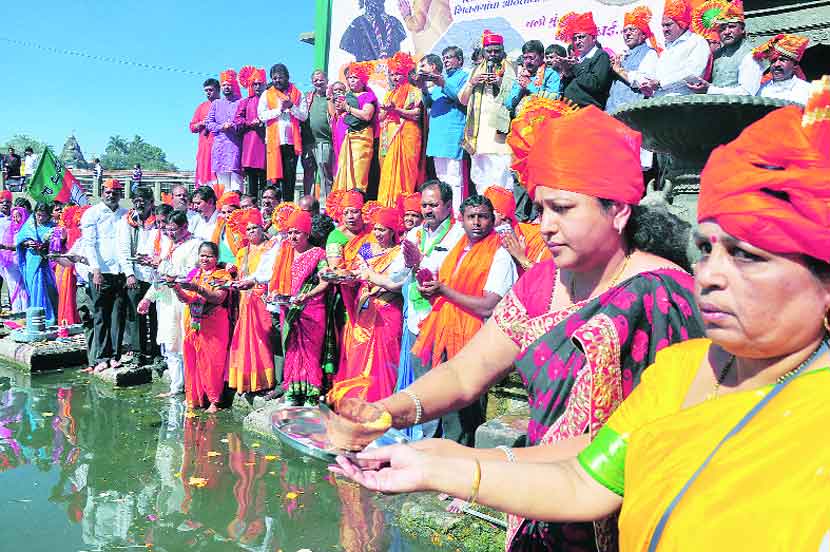 रामकुंडावर गोदावरीचे जलपूजन व आरती करताना भाजपचे आमदार व पदाधिकारी.