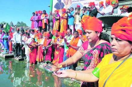 रामकुंडावर गोदावरीचे जलपूजन व आरती करताना भाजपचे आमदार व पदाधिकारी.