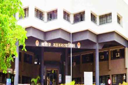 शहरातील झोपडपट्टय़ा वाढण्यामागे राजकीय सोय