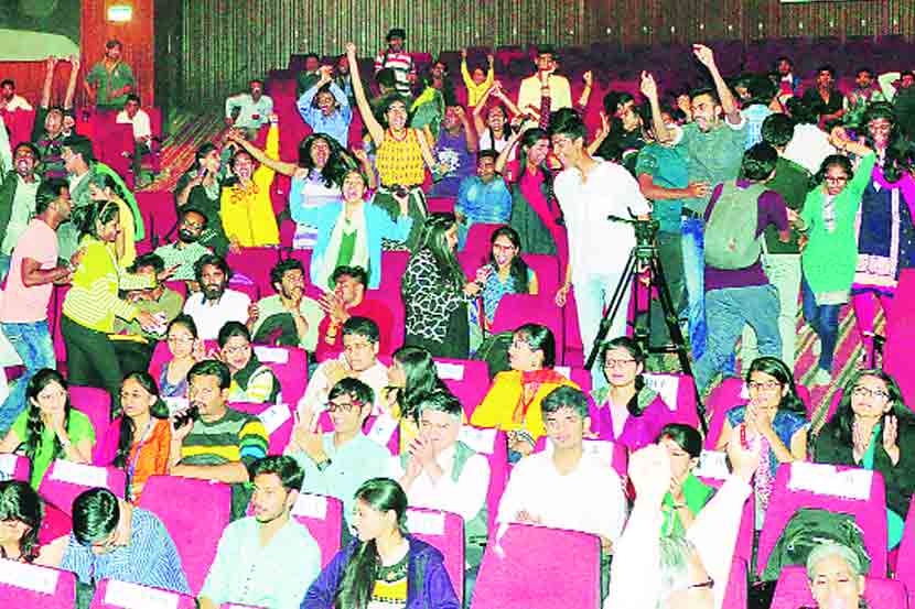 नाशिक येथील महाकवी कालिदास कलामंदिरात ‘लोकसत्ता लोकांकिका’ स्पर्धेची विभागीय अंतिम फेरी रंगली. अंतिम फेरीतील निकाल घोषित होणे सुरू झाल्यावर सर्वोत्कृष्ट ठरणाऱ्या महाविद्यालयांचे कलाकार आणि त्यांच्या समर्थकांमध्ये असा जल्लोष आणि उत्साह आढळून येत होता.