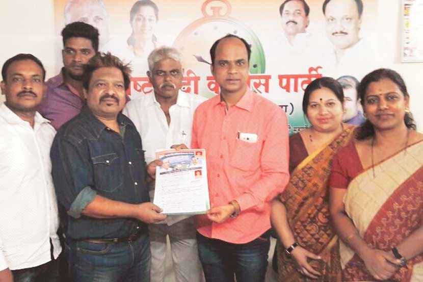 आमदारबंधू सुनील चाबुकस्वार यांनी राष्ट्रवादी काँग्रेसच्या कार्यालयात जाऊन स्वत:च्या मुलीसाठी इच्छुक म्हणून अर्ज दाखल केला. आमदारबंधू सुनील चाबुकस्वार यांनी राष्ट्रवादी काँग्रेसच्या कार्यालयात जाऊन स्वत:च्या मुलीसाठी इच्छुक म्हणून अर्ज दाखल केला.