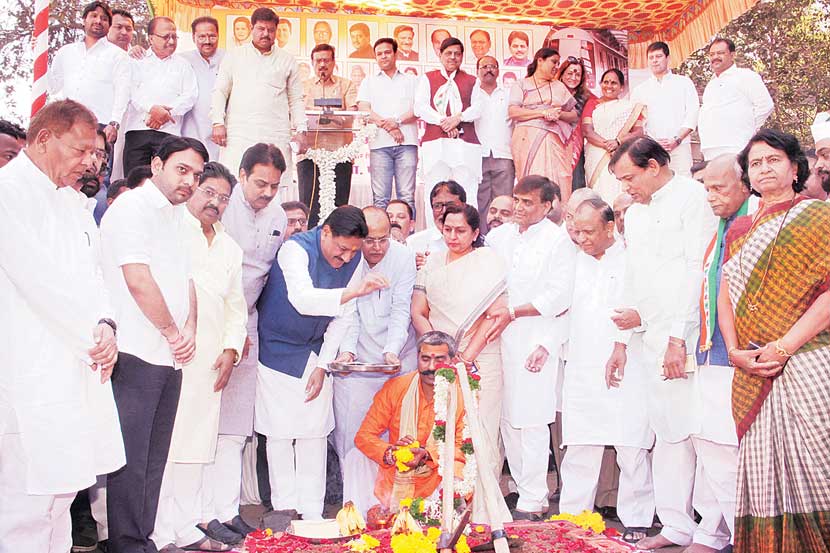 मुख्य कार्यक्रमाच्या आदल्या दिवशीच काँग्रेसने मेट्रो प्रकल्पाचे भूमिपूजन स्वारगेट परिसरात केले आणि कार्यक्रमाच्या दिवशी आंदोलनही केले. मात्र काँग्रेसला या विषयातील राजकारण कळले नाही, याचेच प्रत्यंतर त्यातून आले.