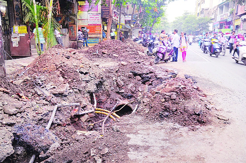 अप्पा बळवंत चौकातील निम्मा रस्ता वाहतुकीसाठी सध्या बंद आहे.