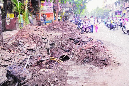 अप्पा बळवंत चौकातील निम्मा रस्ता वाहतुकीसाठी सध्या बंद आहे.