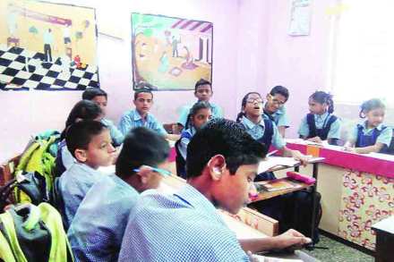  समूह वर्गात रमलेले विद्यार्थी