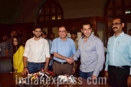 सलमान खान मुंबई महापालिकेच्या 'स्वच्छ मुंबई' अभियानांतर्गत हागणदारीमुक्त मोहिमेसाठी 'सदिच्छा दूत' आहे.