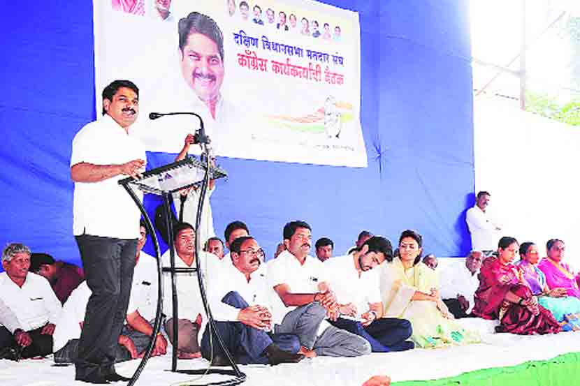 काँग्रेस कार्यकर्त्यांच्या मेळाव्यात बोलाताना आमदार सतेज पाटील. समोर उपस्थित जनसमुदाय. (छाया -  राज मकानदार) 