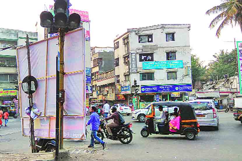 बेकायदेशीर फ्लेक्स लावण्याचे हक्काचे ठिकाण म्हणजे सिग्नलचे खांब, असे चित्र शहरात जागोजागी दिसते.  
