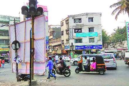 बेकायदेशीर फ्लेक्स लावण्याचे हक्काचे ठिकाण म्हणजे सिग्नलचे खांब, असे चित्र शहरात जागोजागी दिसते.  
