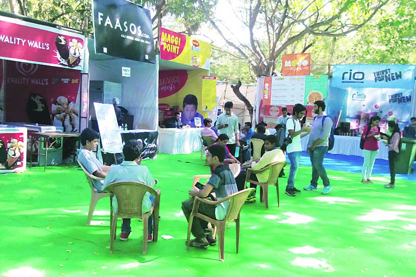 निश्चलनीकरणामुळे यंदा तंत्रमहोत्सवातील दुकाने ओस पडली आहेत. निश्चलनीकरणामुळे यंदा तंत्रमहोत्सवातील दुकाने ओस पडली आहेत.