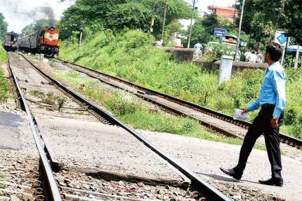 रूळ ओलांडताना १२९ जणांचा मृत्यू रूळ ओलांडताना १२९ जणांचा मृत्यू