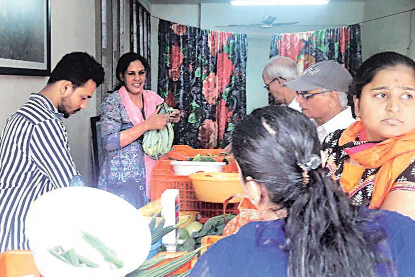 डोंबिवलीतील केंद्रावर भाजी खरेदीसाठी आलेले ग्राहक