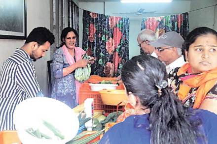 डोंबिवलीतील केंद्रावर भाजी खरेदीसाठी आलेले ग्राहक