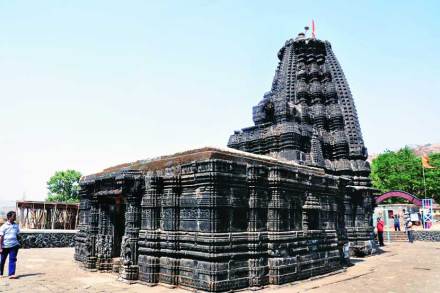 सह्य़ाद्रीतील प्राचीन मंदिरांचे पाषाण वैभव