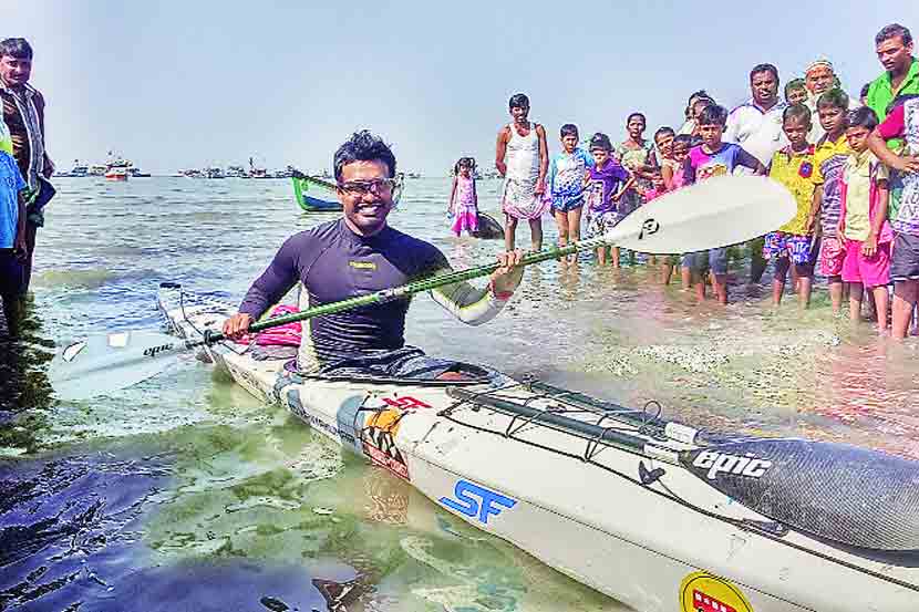  भारताच्या पश्चिम किनारपट्टीची सागरी सफर करण्यास निघालेल्या कौस्तुभ खाडे या तरुणाचे उत्तन बंदरावर स्थानिक मच्छीमारांनी स्वागत केले.