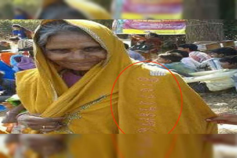 आपल्या जवळच्या व्यक्तीचे मोबाईल क्रमांक लक्षात राहावे यासाठी या महिलेने आपल्या पदरावर मोबाईल क्रमांच दो-याने विणून घेतले आहेत. 
