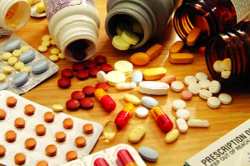 आरोग्यकेंद्रात आयांकडून औषधे