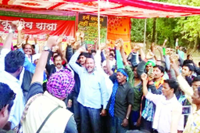 लॉयड मेटल्स व सरकारच्या धोरणाविरोधात तीव्र घोषणाबाजी करतांना संमेलनातील कार्यकर्ते. 