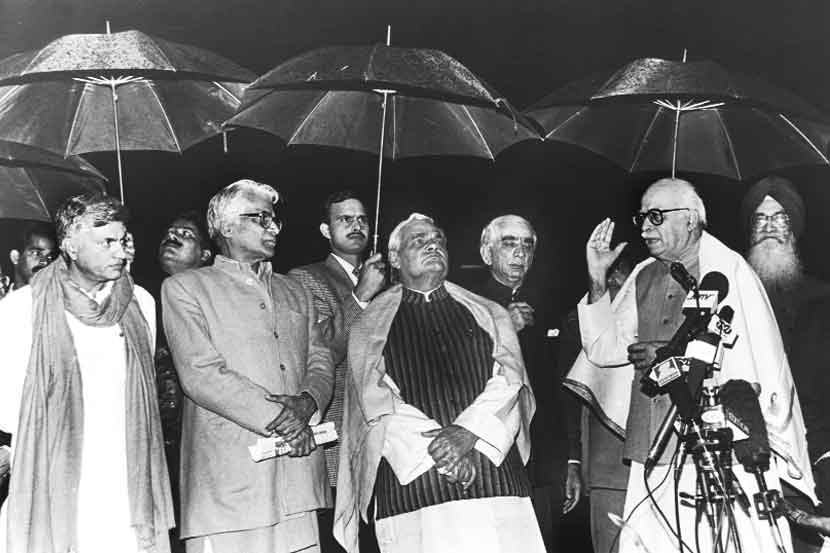 पंजाबात अकाली दलाशी युती करून सरकार स्थापन झाल्यानंतरचे अटलबिहारी वाजपेयी, जसवंत सिंह आणि लालकृष्ण अडवाणी                                       (छायाचित्र एक्स्प्रेस संग्रहातून)
