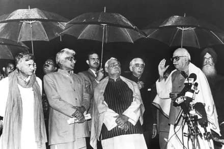 पंजाबात अकाली दलाशी युती करून सरकार स्थापन झाल्यानंतरचे अटलबिहारी वाजपेयी, जसवंत सिंह आणि लालकृष्ण अडवाणी                                       (छायाचित्र एक्स्प्रेस संग्रहातून)