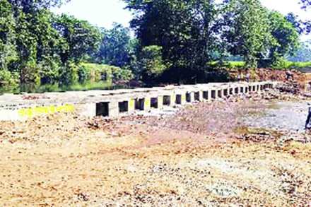  दुर्गम भागात १७ दिवसांत ८ लाख रुपये खर्चून उभारलेला हाच तो पूल .. 