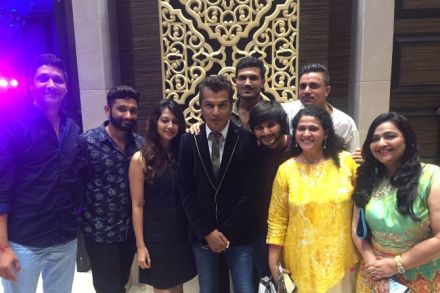 मराठी सिनेमाच्या इतिहासात प्रथमच एका बॉलीवूड सिनेमाची टीम मराठी सिनेमावर काम करत आहे. मराठी सिनेमाच्या इतिहासात प्रथमच एका बॉलीवूड सिनेमाची टीम मराठी सिनेमावर काम करत आहे.