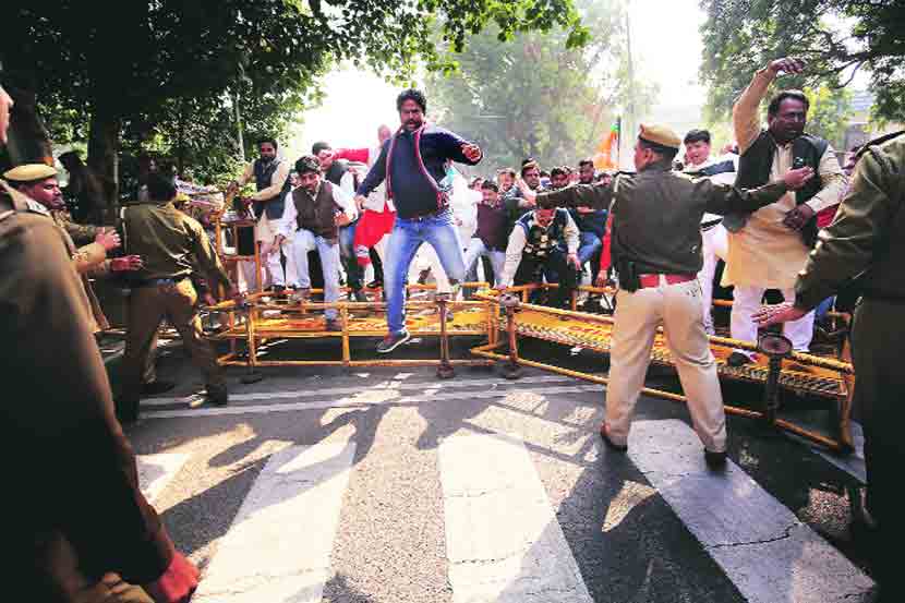 कार्यकर्त्यांच्या ‘सनदशीर मार्गा’चे हे प्रातिनिधिक छायाचित्र, एक्स्प्रेस संग्रहातून.
