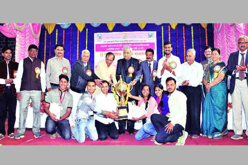 मालेगाव येथे आयोजित लोकनेते व्यंकटराव हिरे राज्यस्तरीय वादविवाद स्पर्धेतील विजेत्या महाराजा सयाजीराव गायकवाड महाविद्यालयाच्या संघासमवेत ज्येष्ठष्ठ अर्थतज्ज्ञ अनिल बोकील, महात्मा गांधी विद्यामंदिर संस्थेचे सरचिटणीस डॉ. प्रशांत हिरे, बी. के. देवरे, प्राचार्य सुभाष निकम आदी 