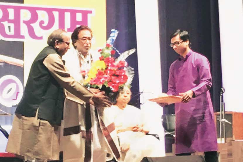 ‘भावसरगम’ या कार्यक्रमाला पन्नास वष्रे पूर्ण झाल्यानिमित्ताने पं. हृदयनाथ मंगेशकर यांचा ‘शिरीष थिएटर्स’तर्फे शिरीष रायरीकर यांनी सत्कार केला.