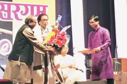‘भावसरगम’ या कार्यक्रमाला पन्नास वष्रे पूर्ण झाल्यानिमित्ताने पं. हृदयनाथ मंगेशकर यांचा ‘शिरीष थिएटर्स’तर्फे शिरीष रायरीकर यांनी सत्कार केला.