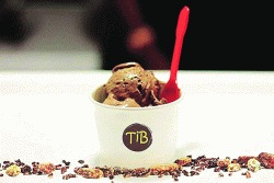 खाऊखुशाल : आरोग्यदायी आइस्क्रीमची मेजवानी