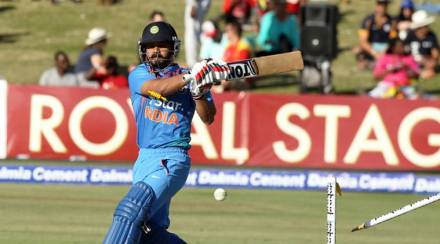 Kedar Jadhav , Team India , ind vs eng , IND vs ENG , 2 nd ODI , Kedar Jadhav forced to keep mobile on silent , virat Kohli, cricket, Loksatta, Loksatta news, Marathi , Marathi news