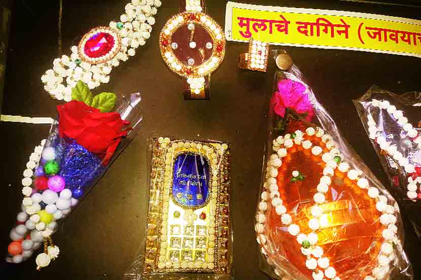 पुरुषांसाठी बॅटबॉल, मोबाइल तर महिलांसाठी म्हाळसा पिन