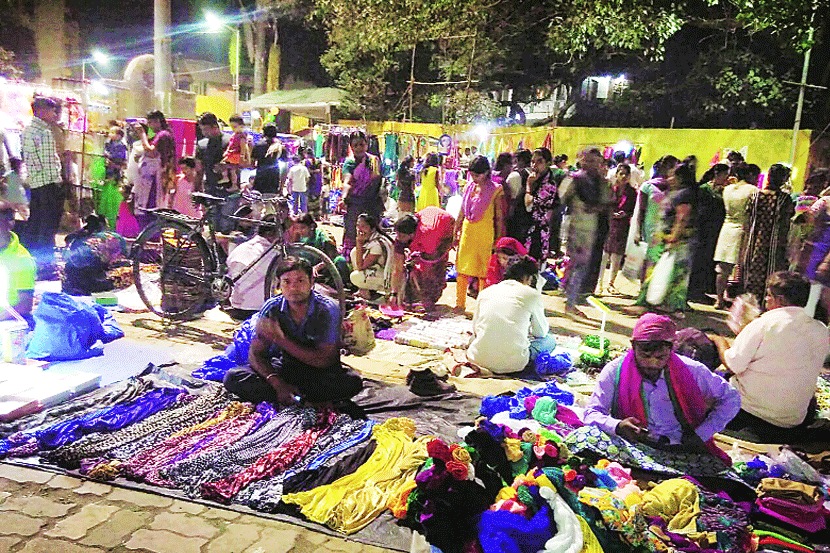 वेशीवरच्या आठवडा बाजारात दलाल, फुकटे जोरात