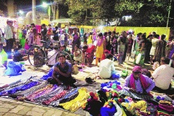 वेशीवरच्या आठवडा बाजारात दलाल, फुकटे जोरात