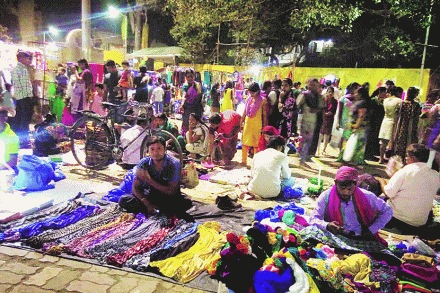 वेशीवरच्या आठवडा बाजारात दलाल, फुकटे जोरात