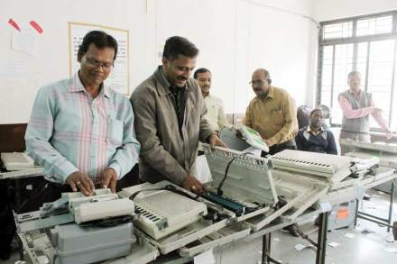 महापालिका निवडणुकीच्या निमित्ताने ‘ईव्हीएम’ची माहिती कर्मचाऱ्यांना देताना अधिकारी (लोकसत्ता छायाचित्र)