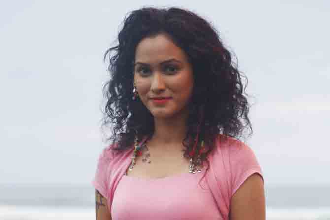 'फुगे' या आगामी सिनेमातून नीता शेट्टी ही ग्लॅमरस अभिनेत्री प्रेक्षकांसमोर येणार आहे. 'फुगे' या आगामी सिनेमातून नीता शेट्टी ही ग्लॅमरस अभिनेत्री प्रेक्षकांसमोर येणार आहे.