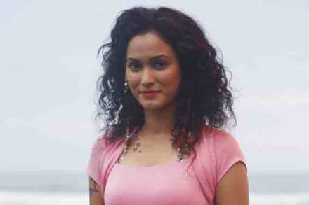 'फुगे' या आगामी सिनेमातून नीता शेट्टी ही ग्लॅमरस अभिनेत्री प्रेक्षकांसमोर येणार आहे. 'फुगे' या आगामी सिनेमातून नीता शेट्टी ही ग्लॅमरस अभिनेत्री प्रेक्षकांसमोर येणार आहे.