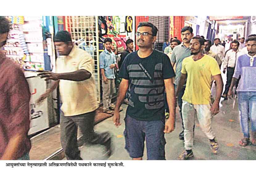 आयुक्तांच्या नेतृत्वाखाली अतिक्रमणविरोधी पथकाने कारवाई सुरू केली. आयुक्तांच्या नेतृत्वाखाली अतिक्रमणविरोधी पथकाने कारवाई सुरू केली.