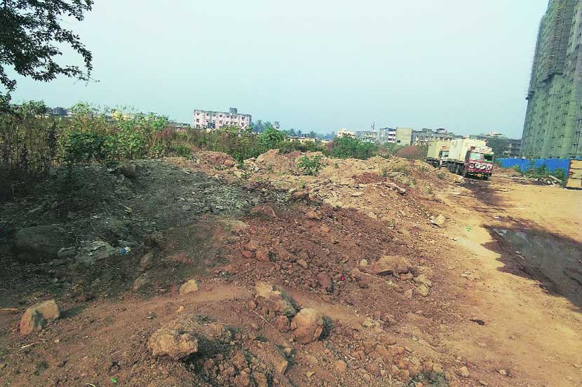 दिघा येथील पार्किंगसाठीच्या भूखंडावर मातीचे ढिगारे टाकण्यात आले आहेत. दिघा येथील पार्किंगसाठीच्या भूखंडावर मातीचे ढिगारे टाकण्यात आले आहेत.